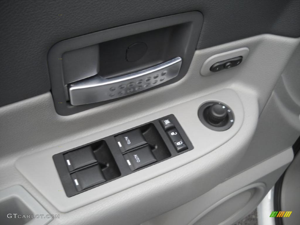 2008 Dodge Durango Limited 4x4 Controls Photo #47122191