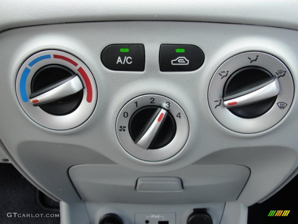 2011 Hyundai Accent GLS 4 Door Controls Photo #47131191
