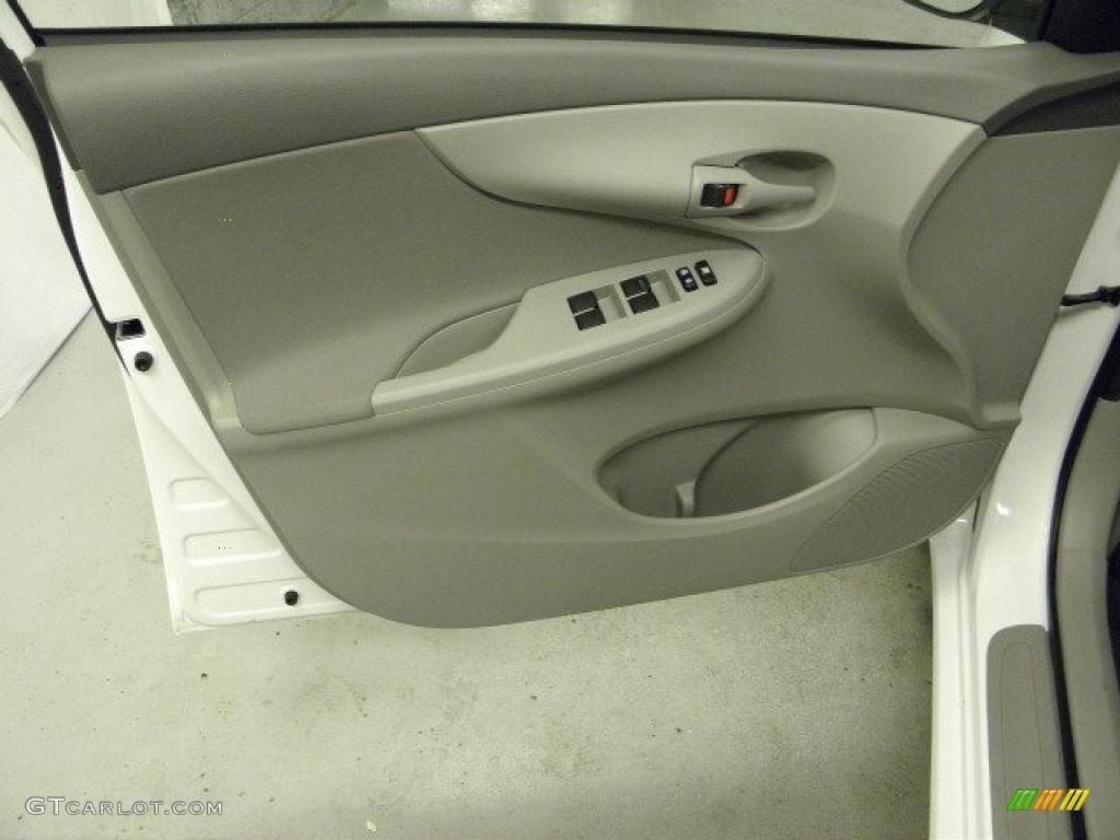 2009 Corolla LE - Super White / Ash photo #7
