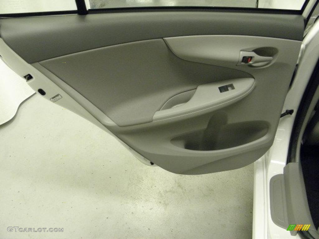 2009 Corolla LE - Super White / Ash photo #11