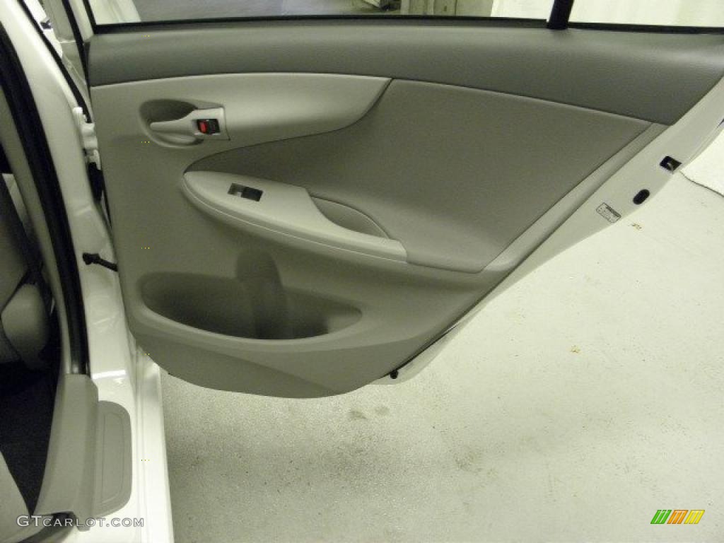 2009 Corolla LE - Super White / Ash photo #17