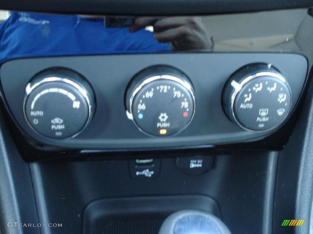 2011 Chrysler 200 Limited Controls Photo #47141961
