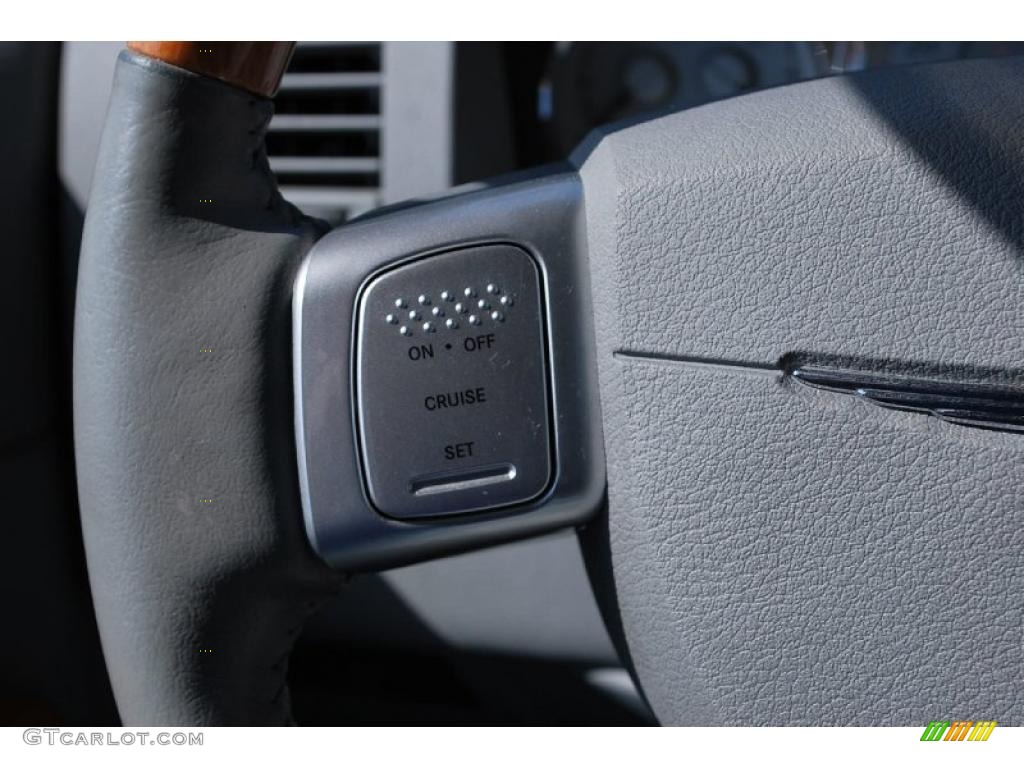 2007 Chrysler Aspen Limited Controls Photo #47143704