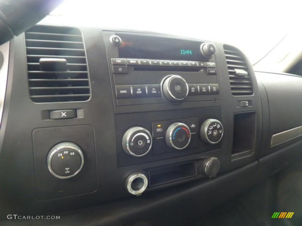 2007 Chevrolet Silverado 2500HD LT Regular Cab 4x4 Controls Photo #47158803