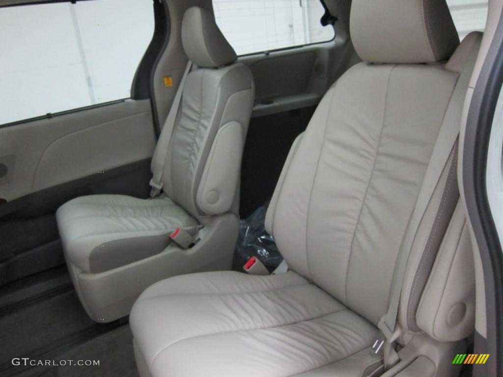 2011 Sienna XLE - Super White / Bisque photo #7