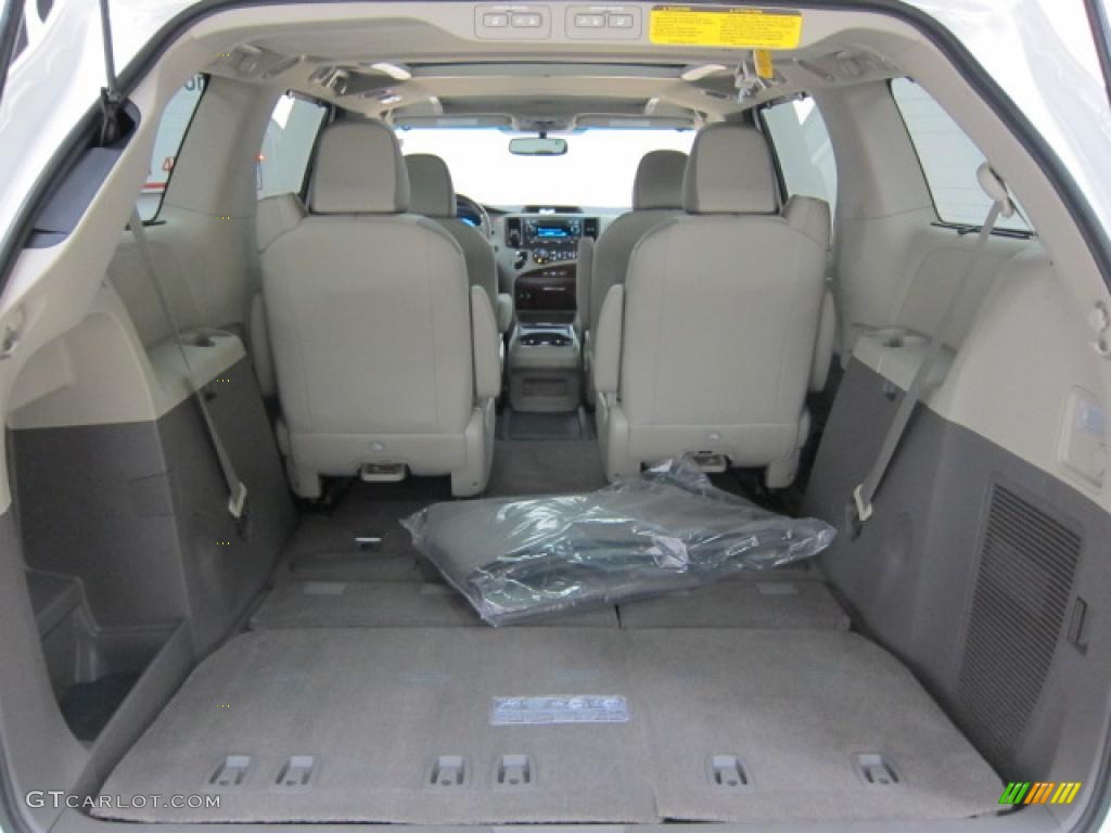 2011 Sienna XLE - Super White / Bisque photo #9
