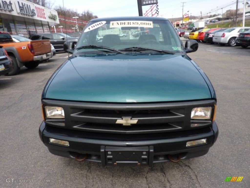 1996 S10 LS Regular Cab - Emerald Green Metallic / Graphite photo #8