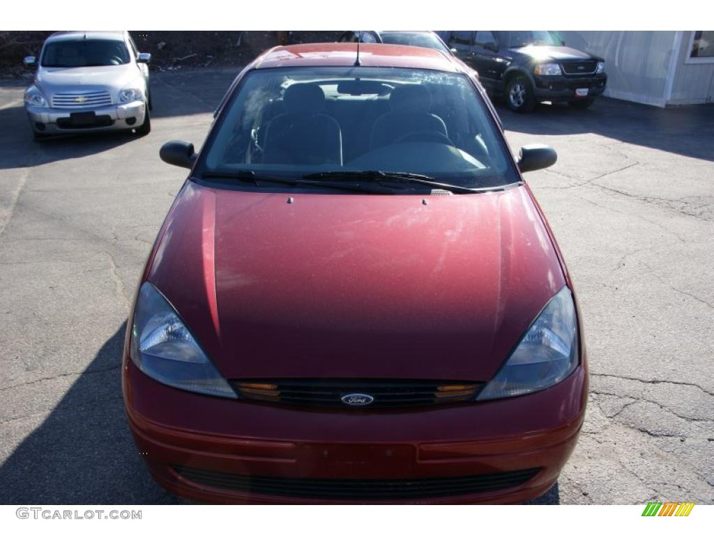 2004 Focus SE Sedan - Sangria Red Metallic / Medium Parchment photo #2