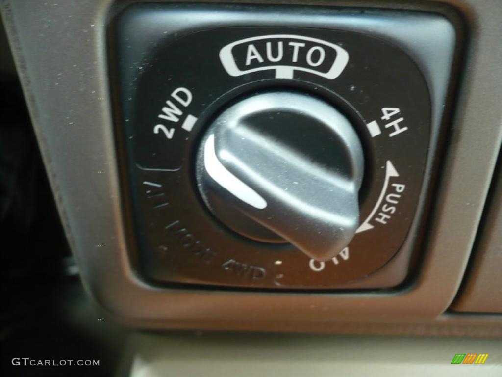 2002 Infiniti QX4 4x4 Controls Photo #47186709