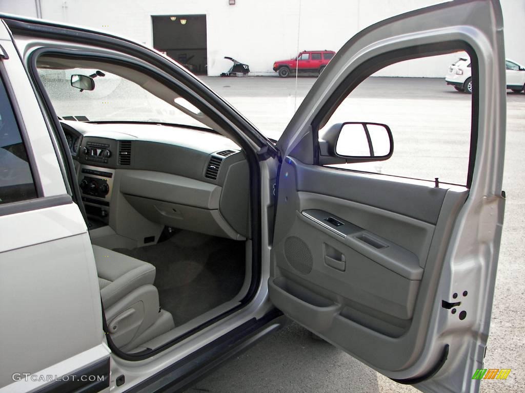 2006 Grand Cherokee Laredo 4x4 - Light Graystone Pearl / Khaki photo #18