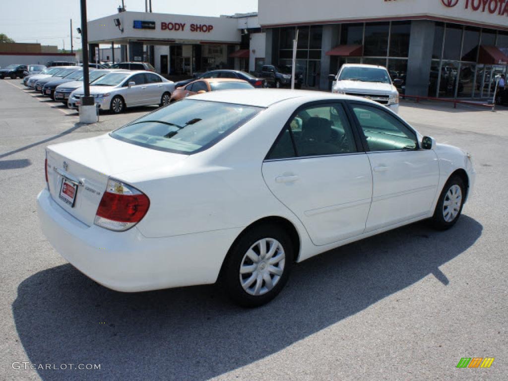 2006 Camry LE - Super White / Stone Gray photo #4
