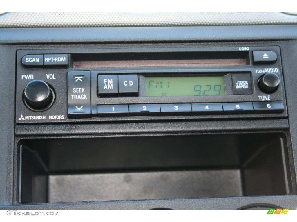 2006 Mitsubishi Outlander LS 4WD Controls Photo #47197541