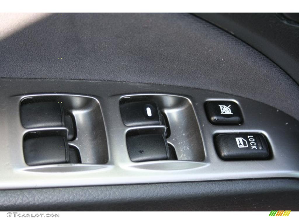 2006 Mitsubishi Outlander LS 4WD Controls Photo #47197586