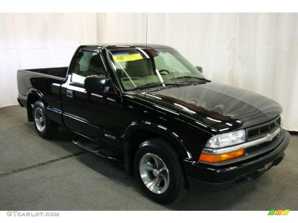 2003 S10 LS Regular Cab - Black Onyx / Medium Gray photo #1