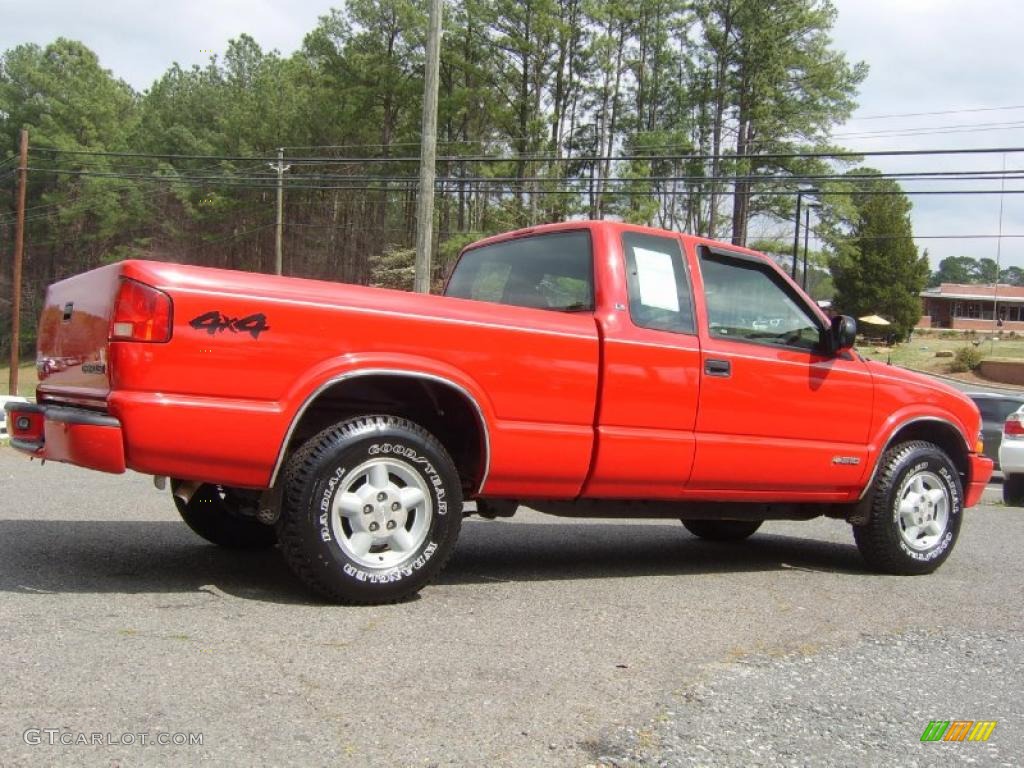 2001 S10 LS Extended Cab 4x4 - Victory Red / Graphite photo #1
