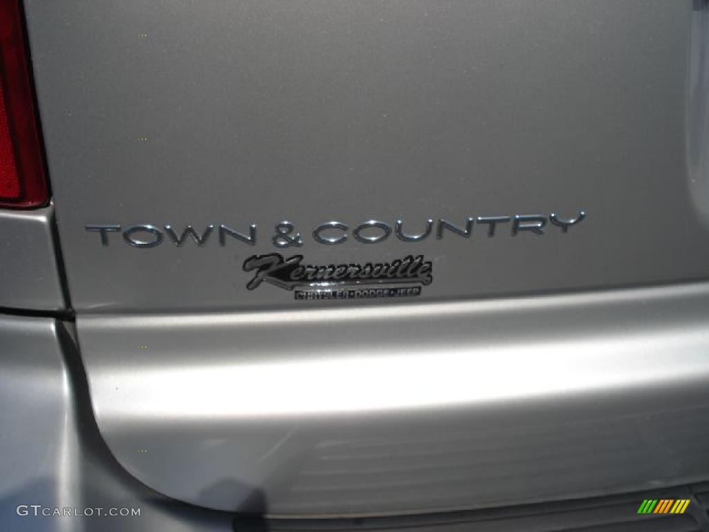 2003 Town & Country LXi - Bright Silver Metallic / Navy Blue photo #35