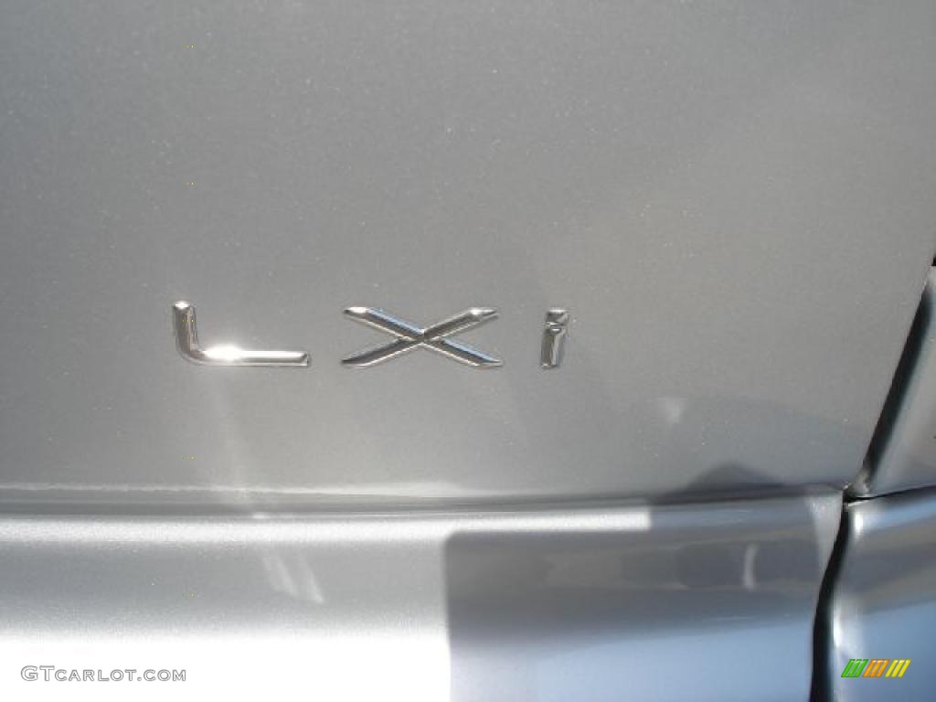 2003 Chrysler Town & Country LXi Marks and Logos Photos