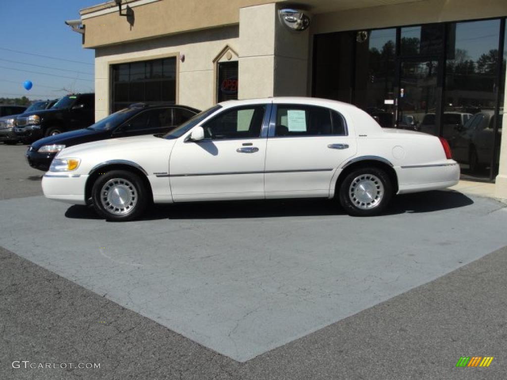 White Pearl Tri Coat 2001 Lincoln Town Car Executive Exterior Photo #47213114