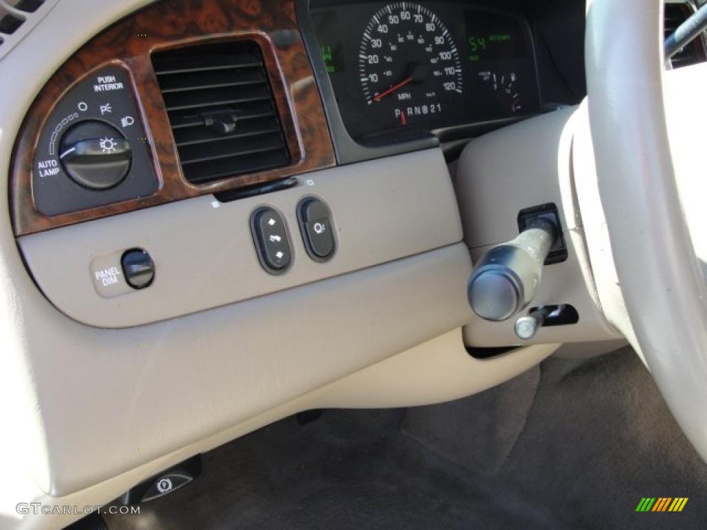 2001 Lincoln Town Car Executive Controls Photo #47213180