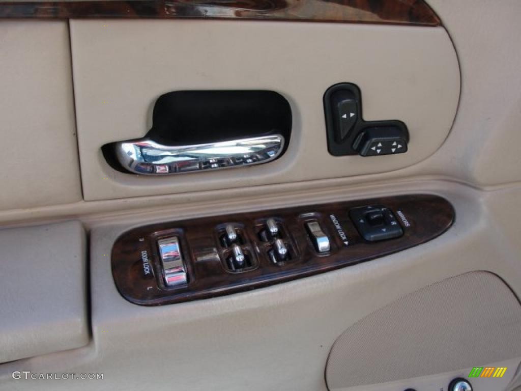 2001 Lincoln Town Car Executive Controls Photo #47213195
