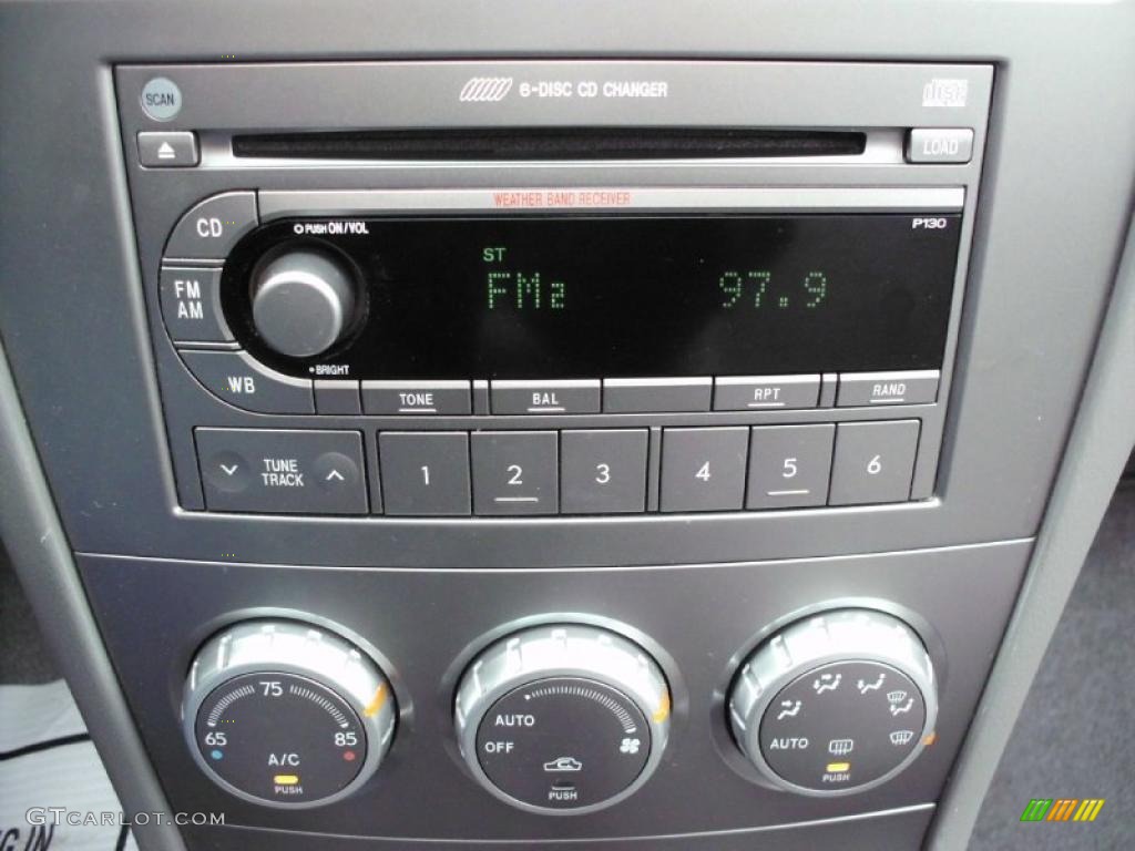 2005 Subaru Forester 2.5 XS Controls Photo #47213492