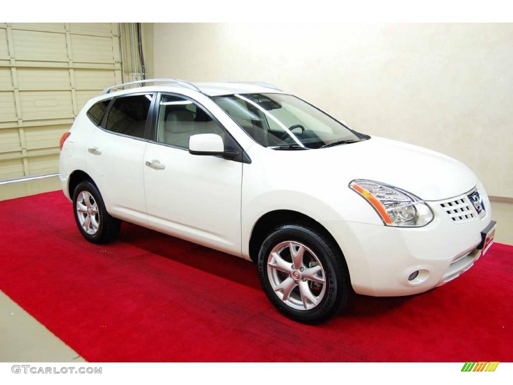 Phantom White Nissan Rogue