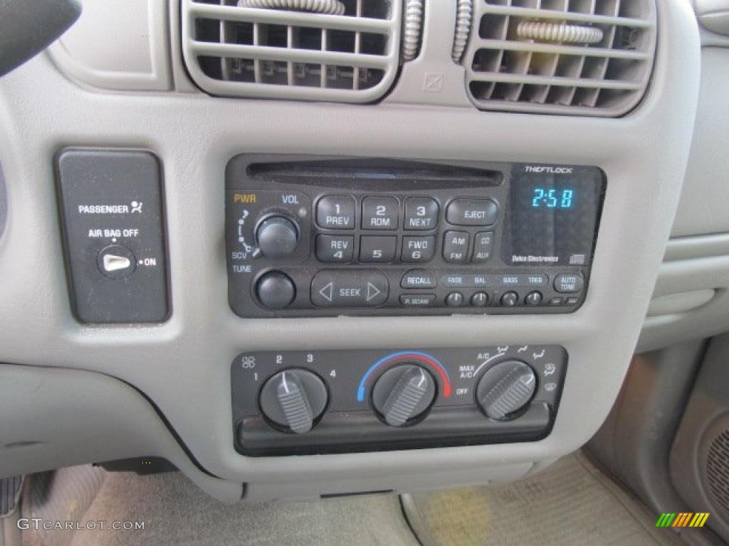 2002 Chevrolet S10 LS Extended Cab Controls Photo #47223905