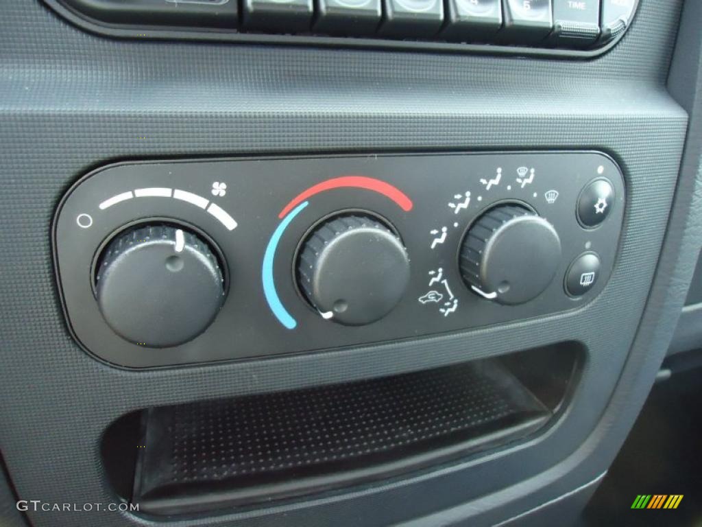 2004 Dodge Ram 3500 SLT Quad Cab Dually Controls Photo #47226470