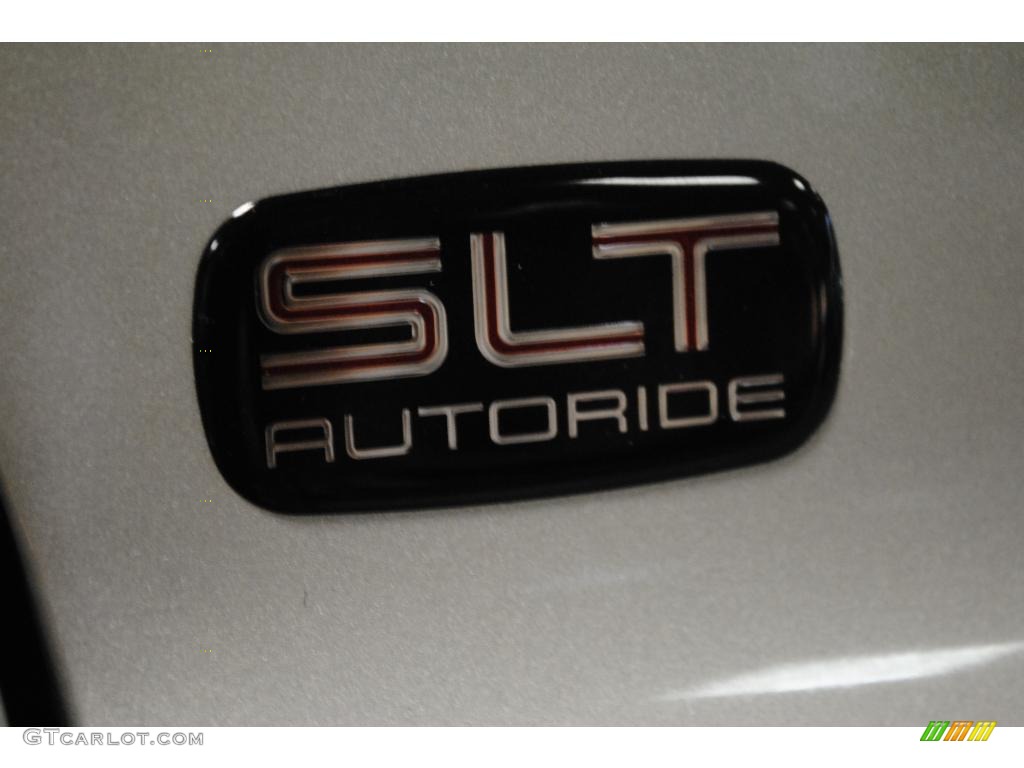 2005 GMC Yukon SLT 4x4 Marks and Logos Photo #47229080