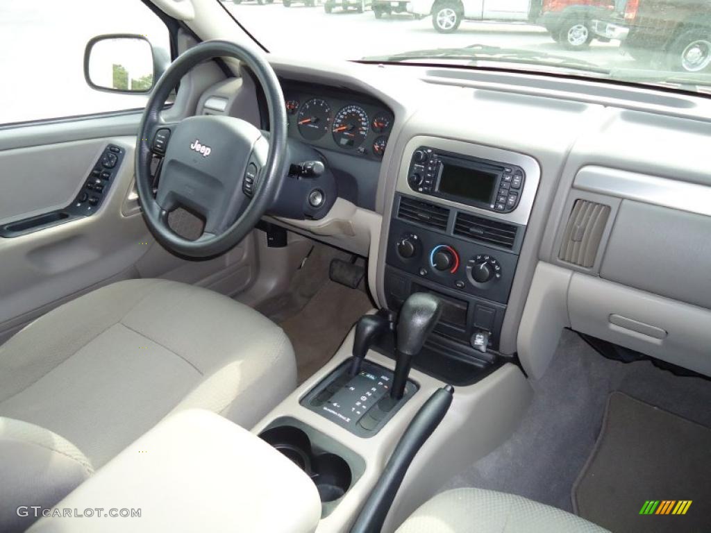 2004 Jeep Grand Cherokee Laredo 4x4 Sandstone Dashboard Photo #47230817