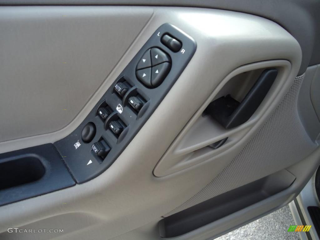 2004 Jeep Grand Cherokee Laredo 4x4 Controls Photo #47230994