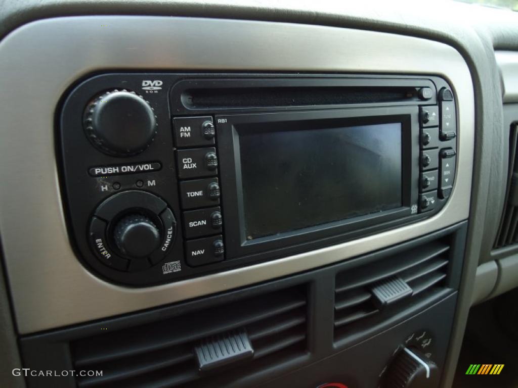 2004 Jeep Grand Cherokee Laredo 4x4 Controls Photo #47231024