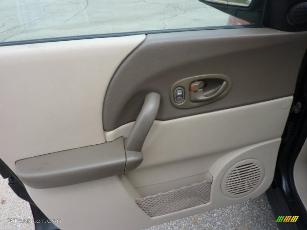2002 Saturn VUE V6 AWD Light Tan Door Panel Photo #47237810
