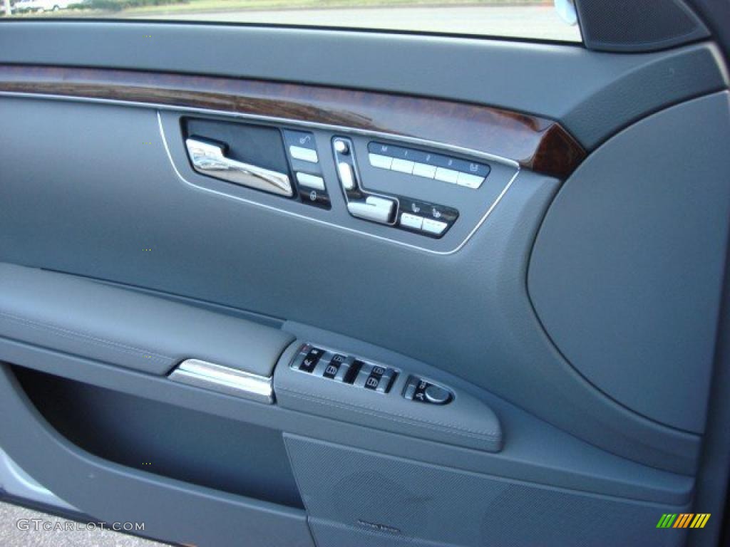 2007 Mercedes-Benz S 550 4Matic Sedan Controls Photo #47237990