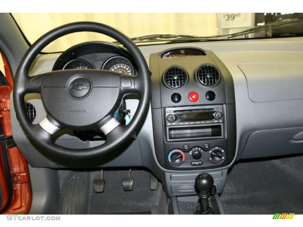 2005 Chevrolet Aveo LS Hatchback Dashboard Photos