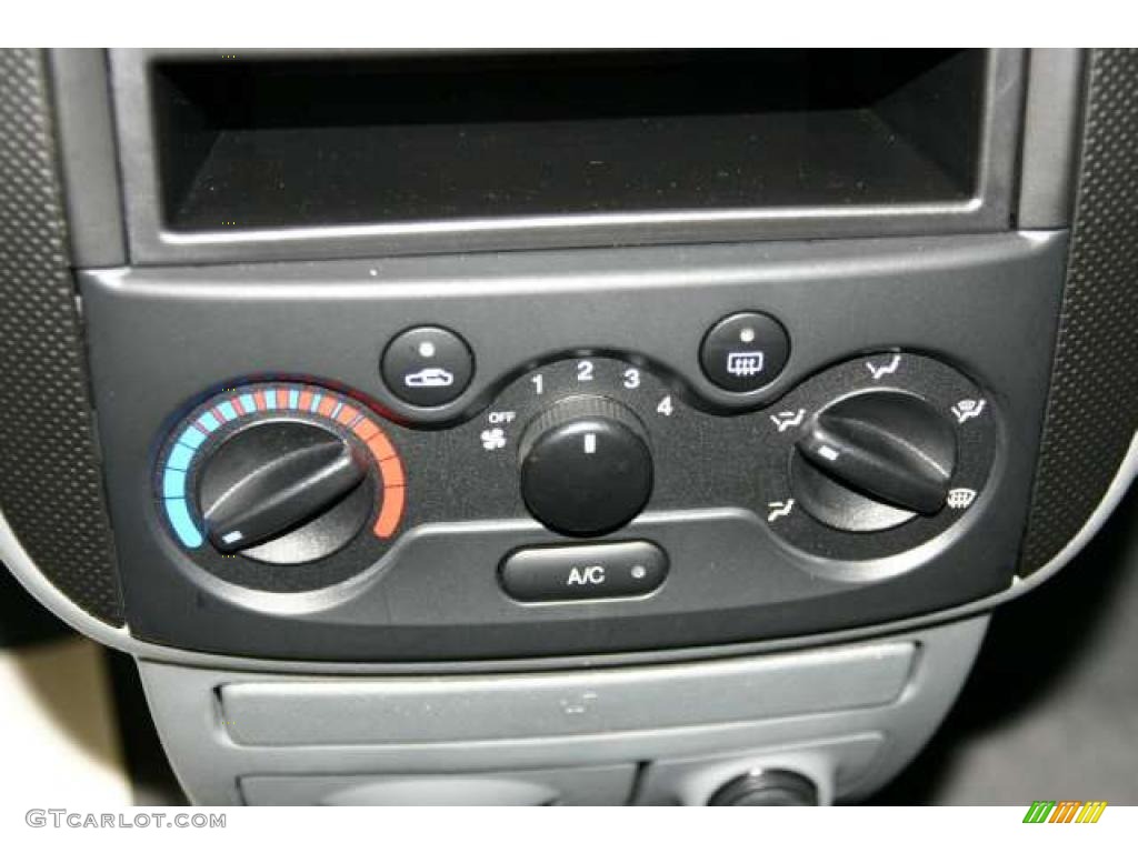 2005 Chevrolet Aveo LS Hatchback Controls Photos