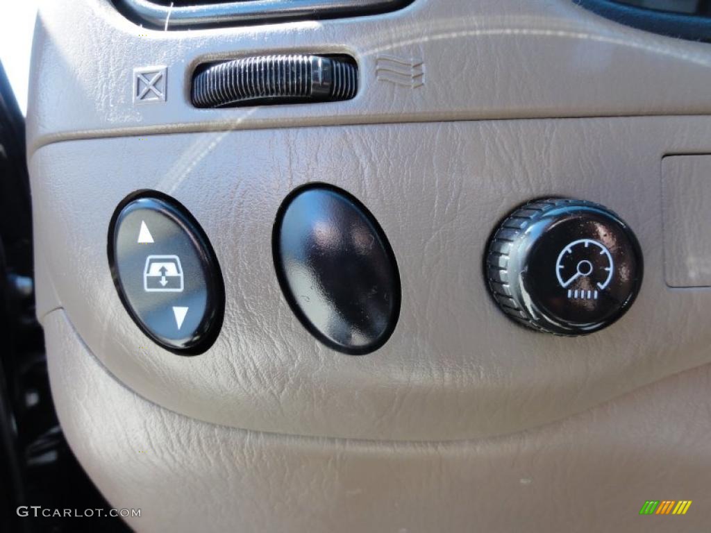 2001 Toyota Sequoia Limited 4x4 Controls Photo #47244077