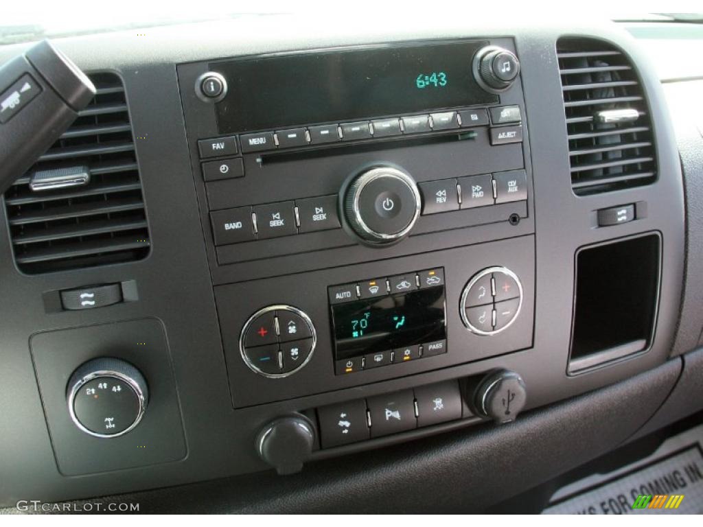 2011 Chevrolet Silverado 2500HD LT Crew Cab 4x4 Controls Photo #47256305
