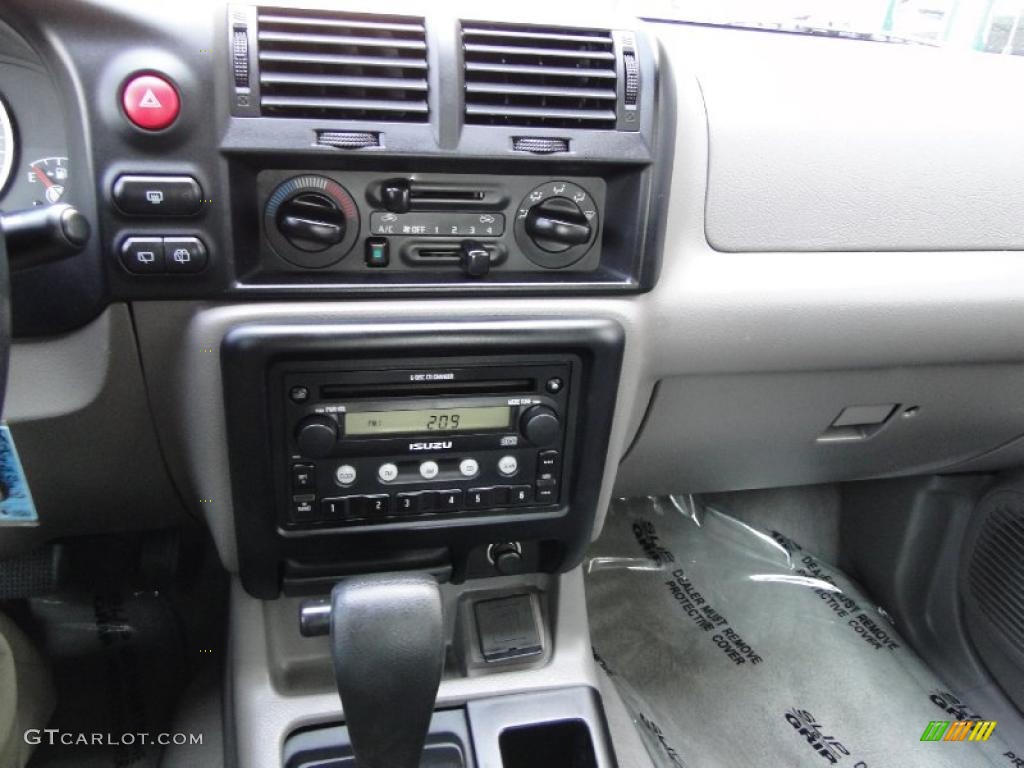 2004 Isuzu Rodeo S Controls Photo #47256992