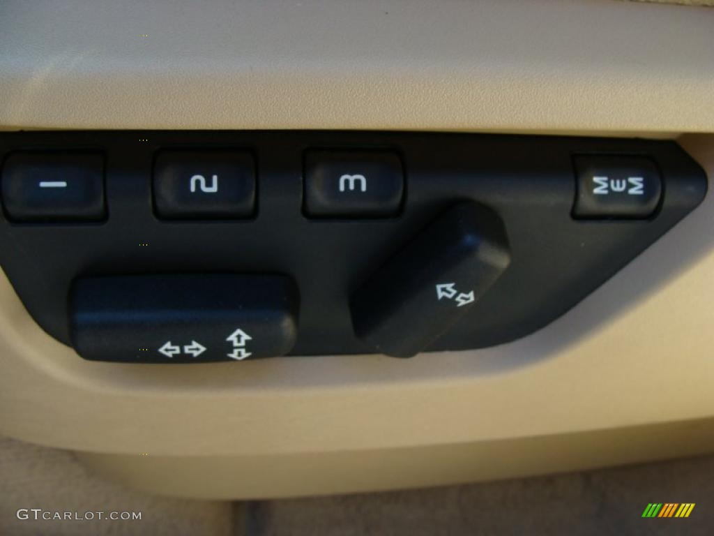 2008 Land Rover LR2 SE Controls Photo #47270012