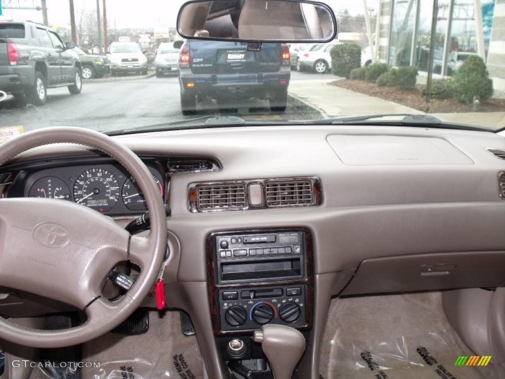1997 Camry XLE - Classic Green Pearl / Beige photo #18
