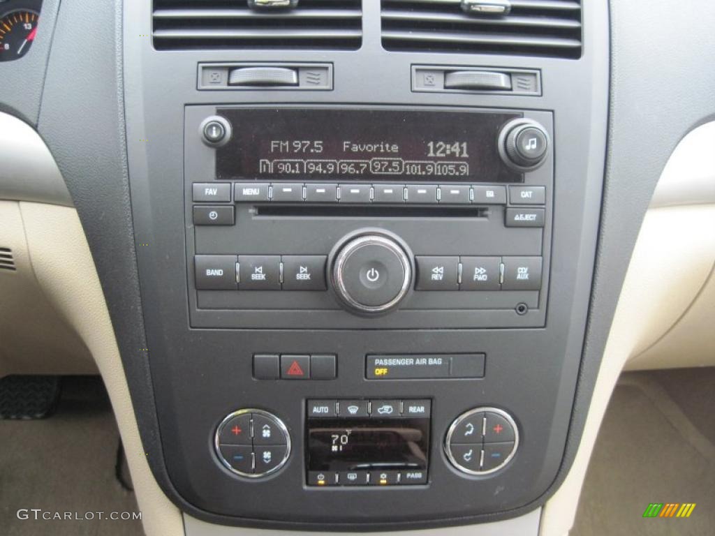 2010 Saturn Outlook XE Controls Photo #47284557