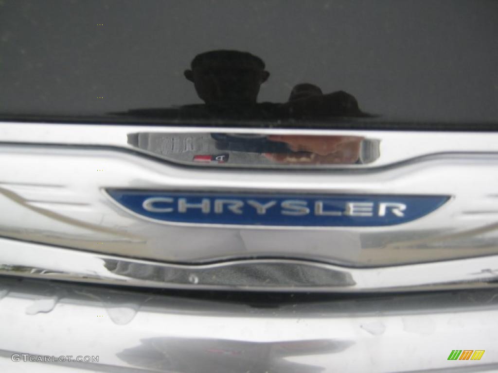2011 Chrysler 200 Limited Marks and Logos Photos