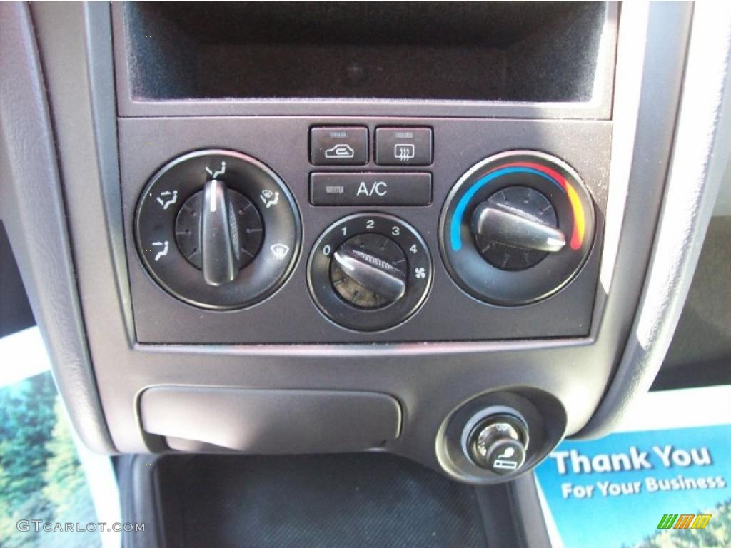 2003 Hyundai Elantra GT Hatchback Controls Photo #47290245