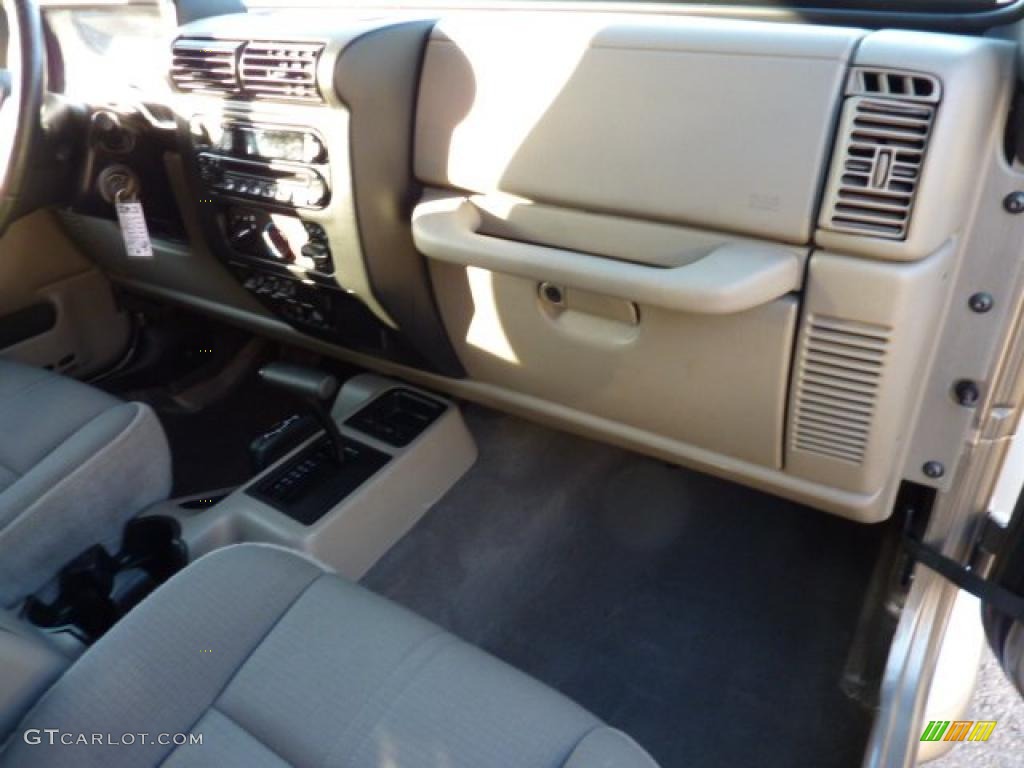2004 Wrangler Sahara 4x4 - Light Khaki Metallic / Khaki photo #16