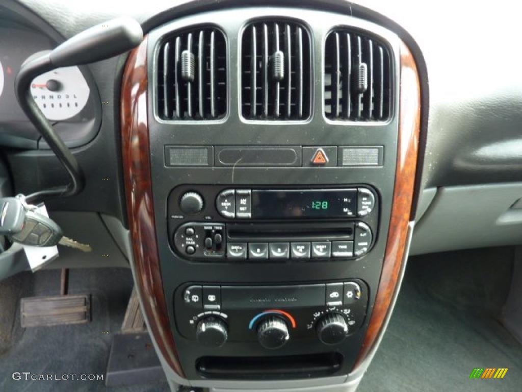 2004 Chrysler Town & Country LX Controls Photo #47294528