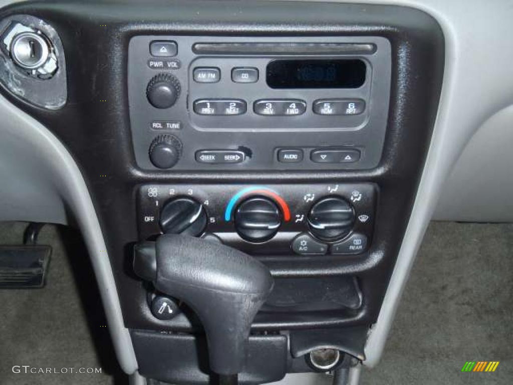 2005 Chevrolet Classic Standard Classic Model Controls Photo #47295005