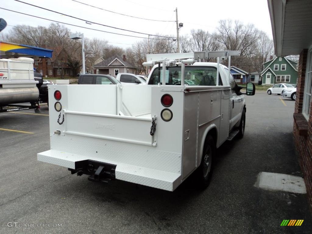 2005 F350 Super Duty XL Regular Cab Chassis - Oxford White / Medium Flint photo #3