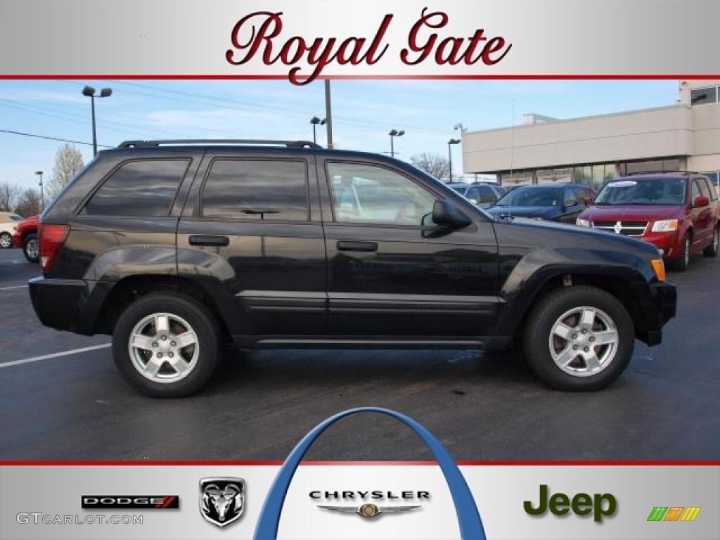 2005 Grand Cherokee Laredo 4x4 - Brilliant Black Crystal Pearl / Medium Slate Gray photo #1