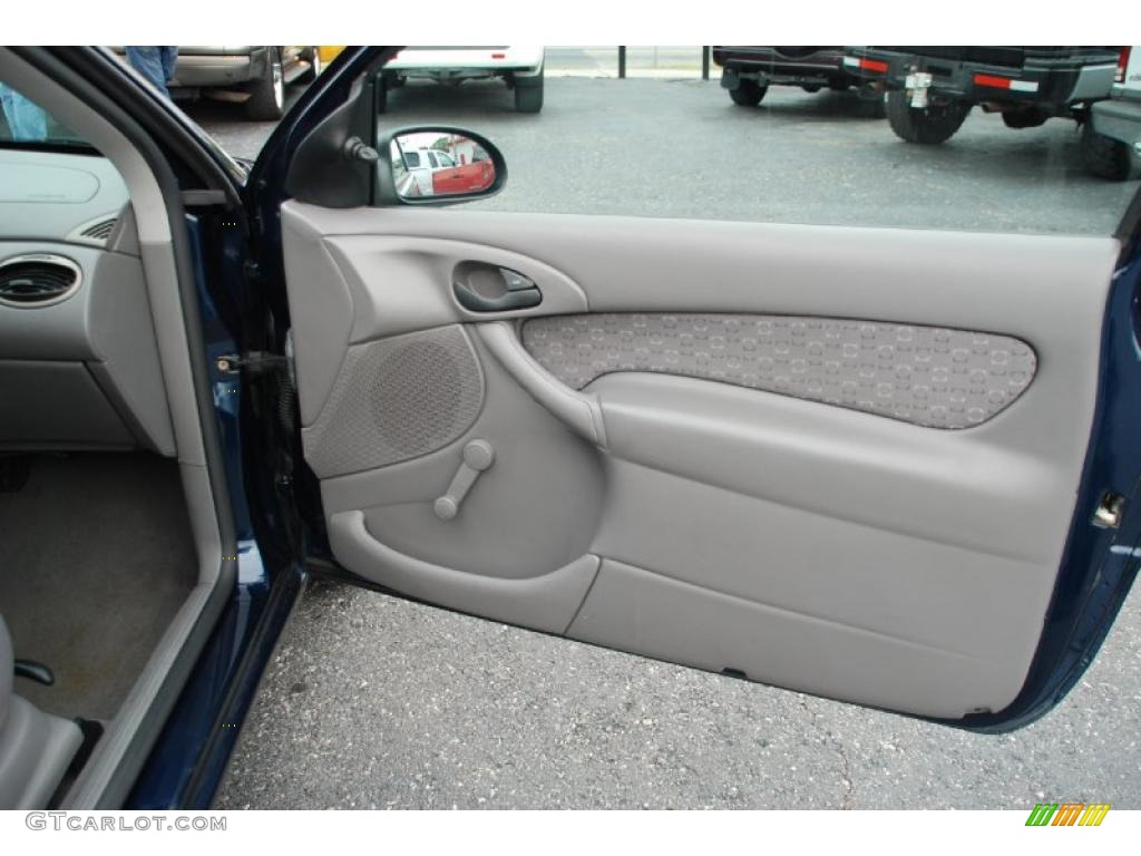 2003 Ford Focus ZX3 Coupe Medium Graphite Door Panel Photo #47303420